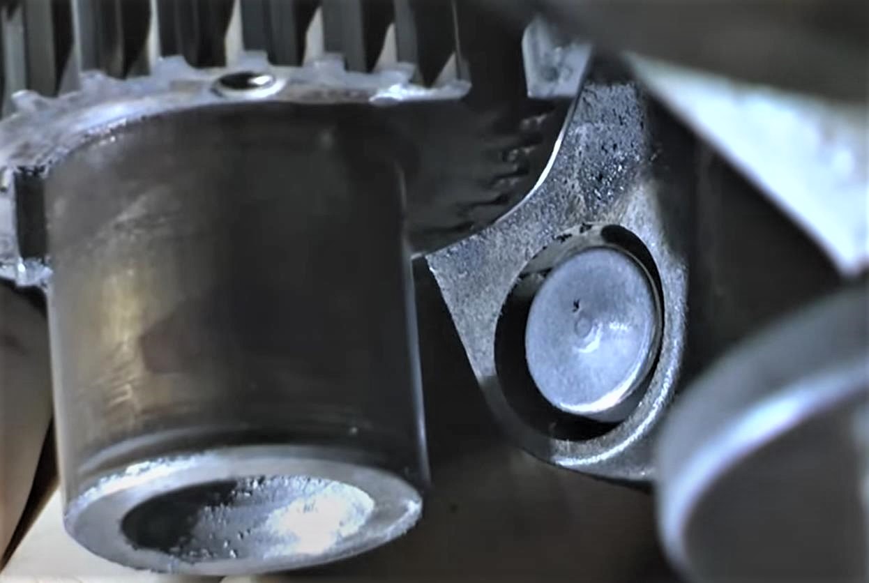 внутренняя часть датчика коленвала на двигателе Тойота