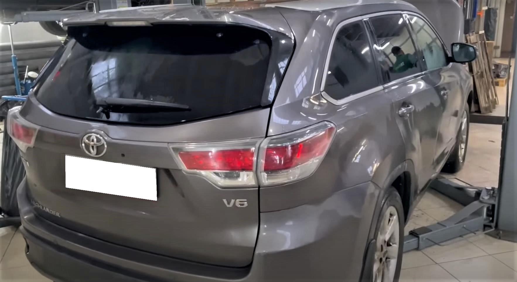 Тойота Хайлендер в автосервисе на подъемнике