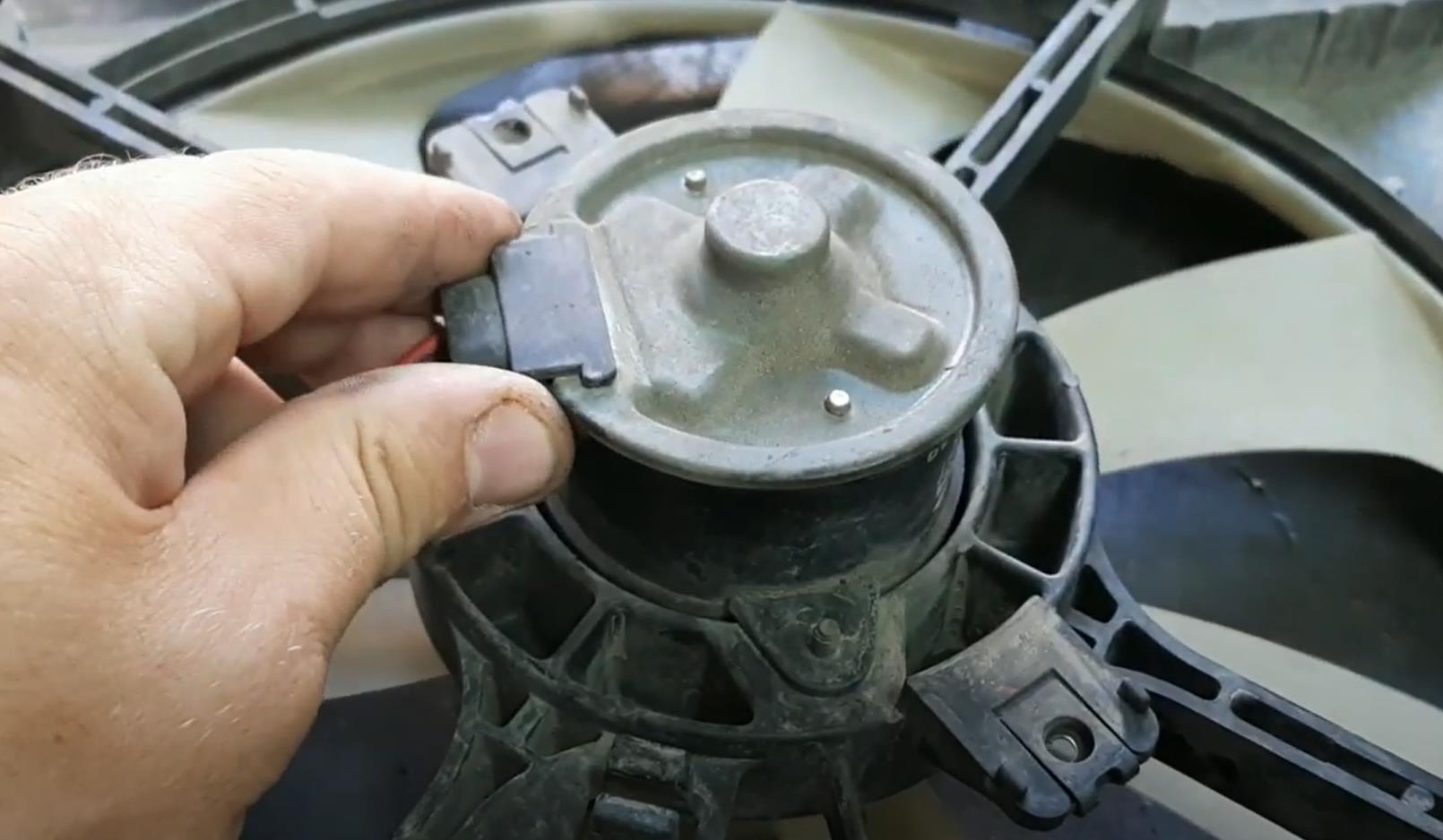 Замена моторчика вентилятора охлаждения Тойота Камри 40