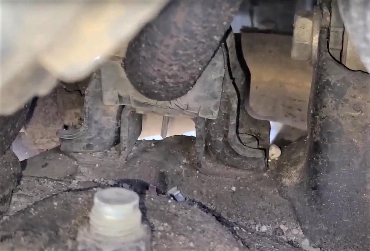 старая втулка стабилизатора с трещинами