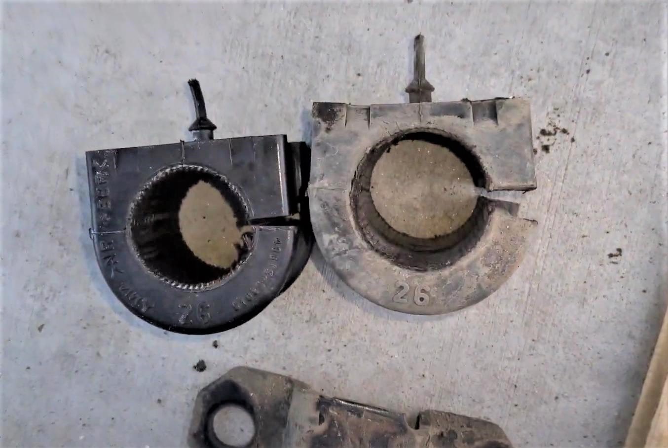 старая и новая втулки стабилизатора