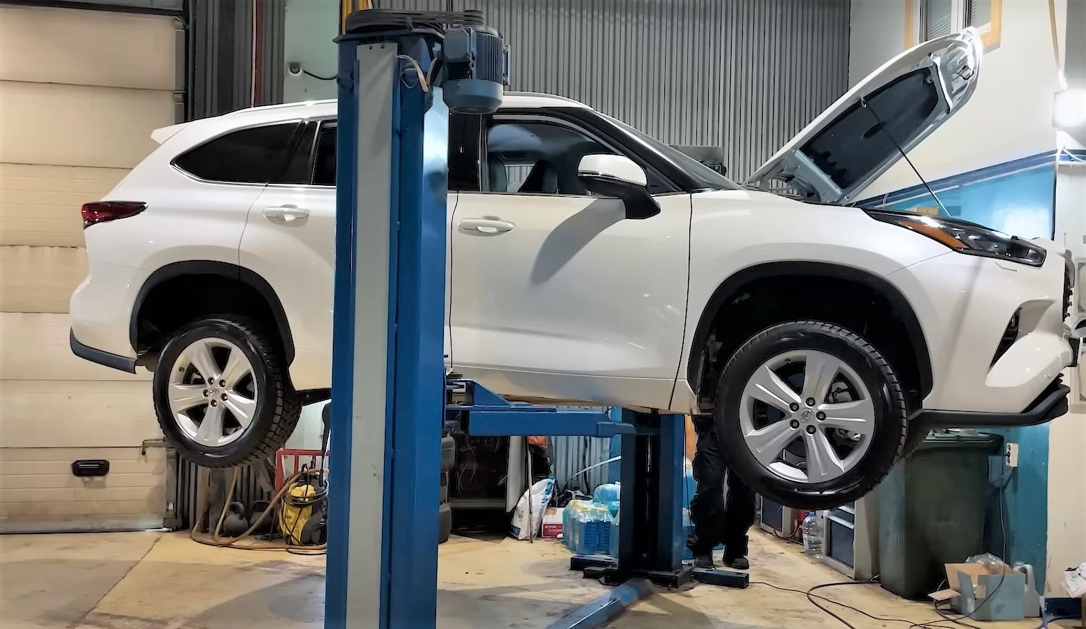 Тойота Хайлендер в автосервисе на подъемнике