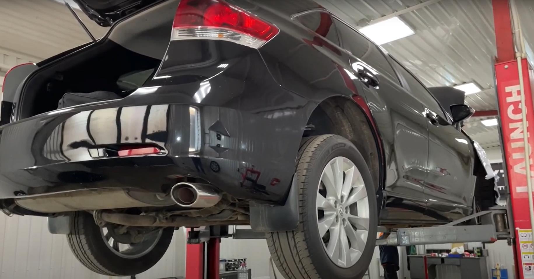 Тойота Венза в автосервисе на подъемнике