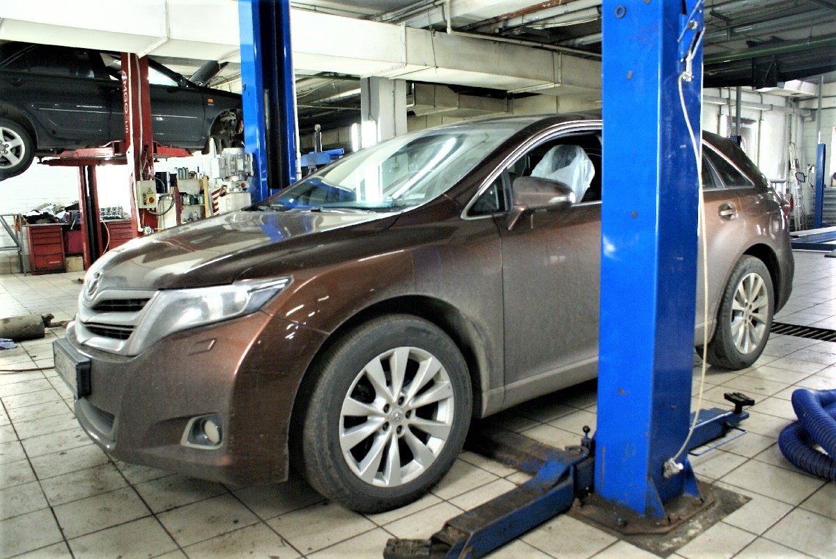 Тойота Венза в автосервисе на подъемнике