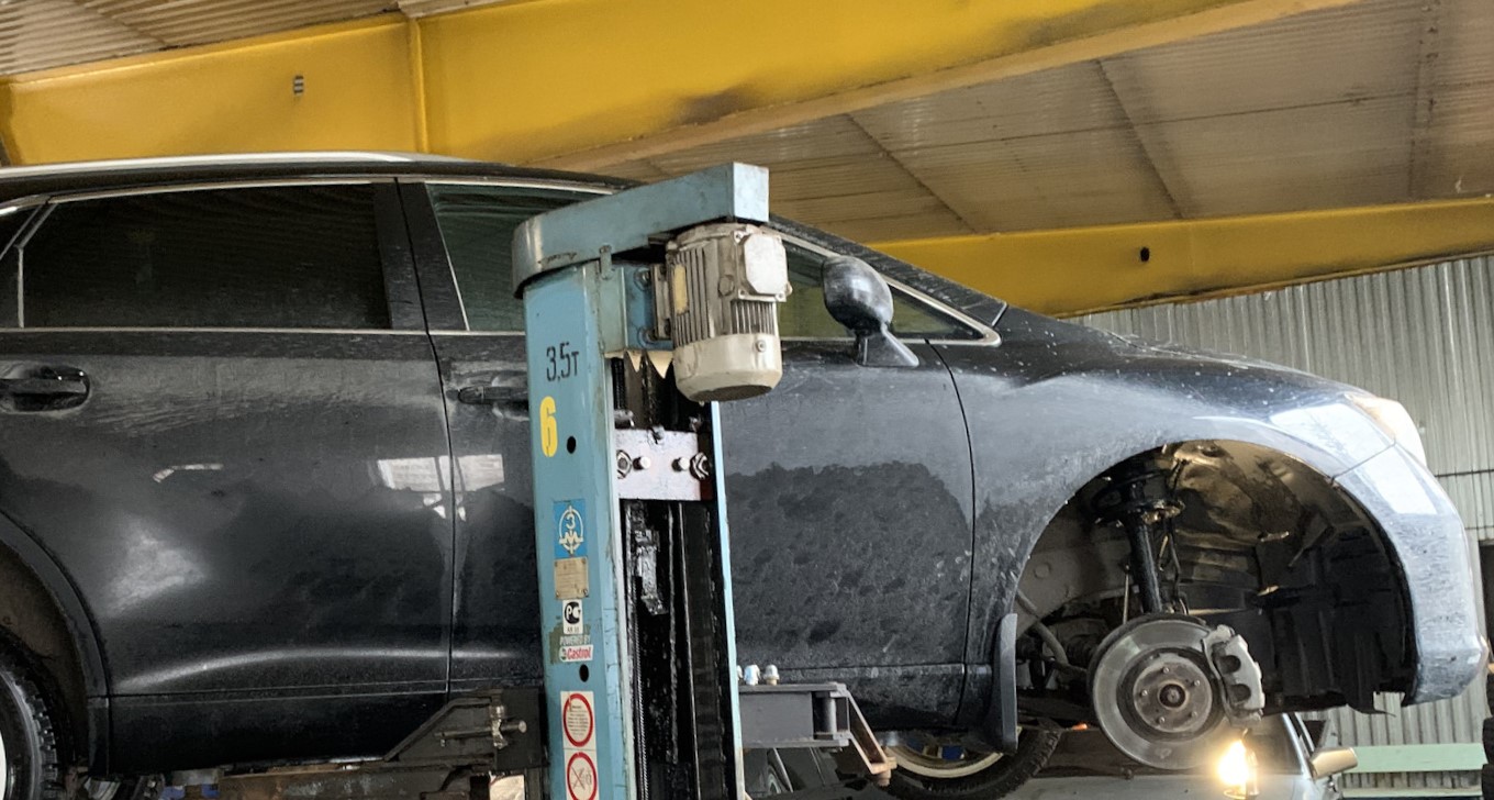 Тойота Венза в автосервисе на подъемнике
