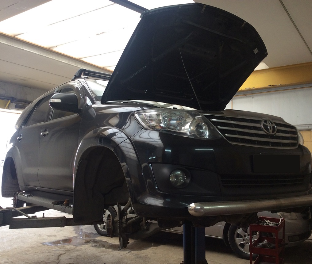 Подготовка Фортунера к замене амортизаторов