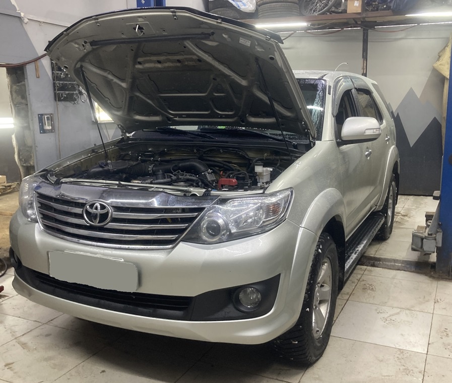 Фортунер в процессе замены ремня ГРМ