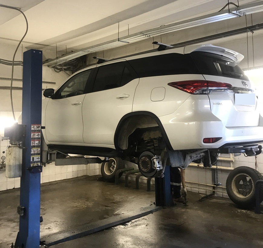 Подготовка Фортунер для замены подшипника ступицы