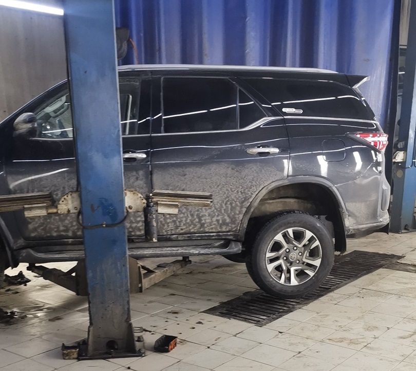 Подготовка Фортунер к замене колодок