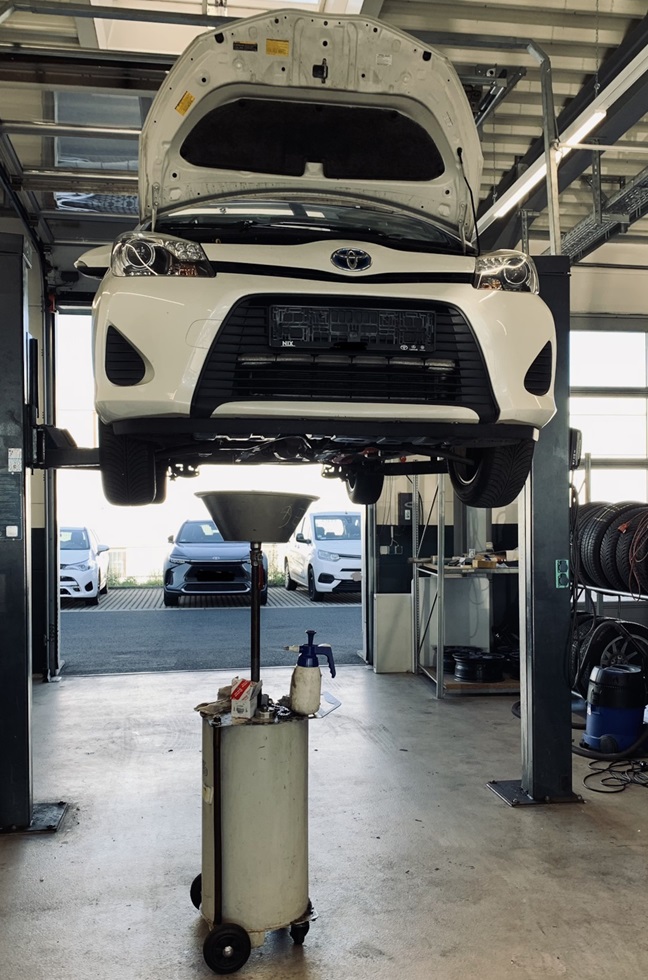 Тойота Ярис в сервисе