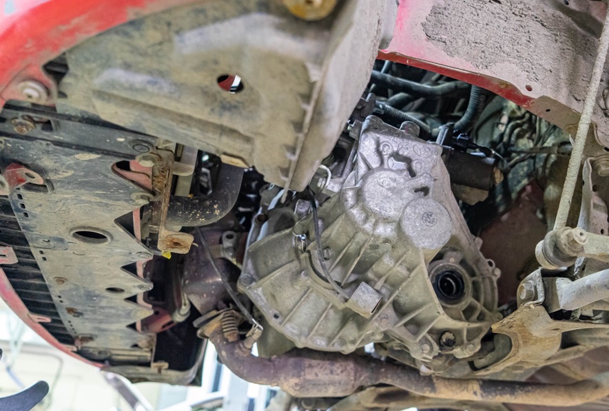 Разборка трансмиссии для ремонта робота Тойота Ярис
