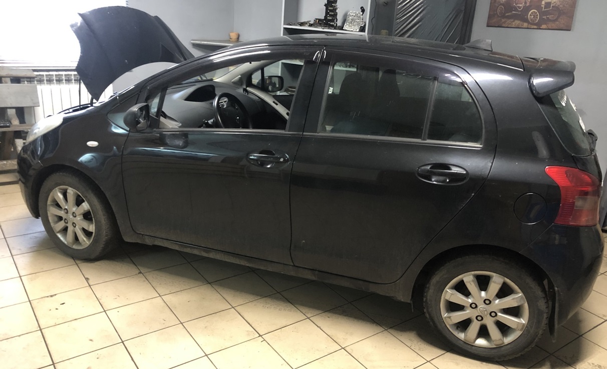 Тойота Ярис в процессе замены прокладки клапанной крышки