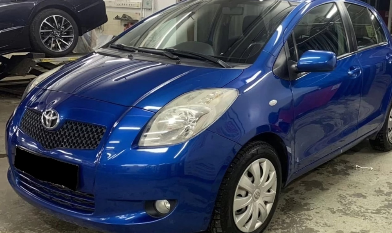 Тойота Ярис в процессе замены топливного насоса