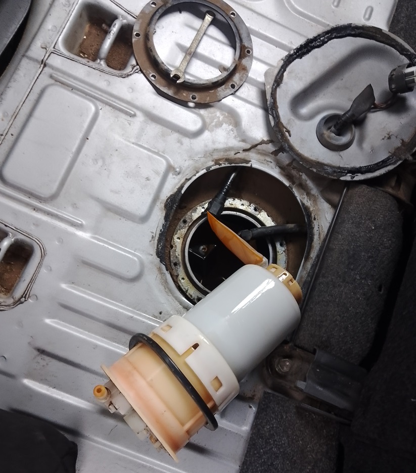 Замена топливного насоса Тойота Ярис