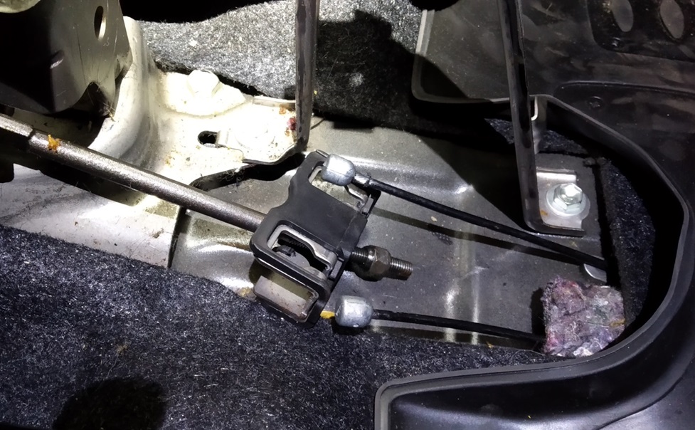 Замена троса ручника Тойота Ярис
