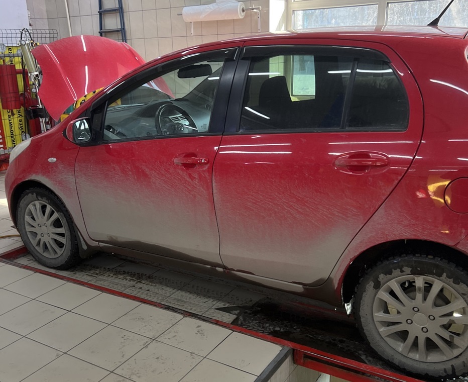 Тойота Ярис в процессе замены воздушного фильтра