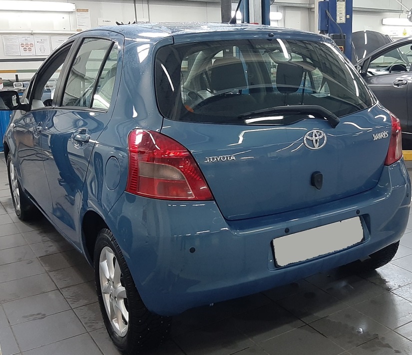 Тойота Ярис в процессе замены топливного фильтра