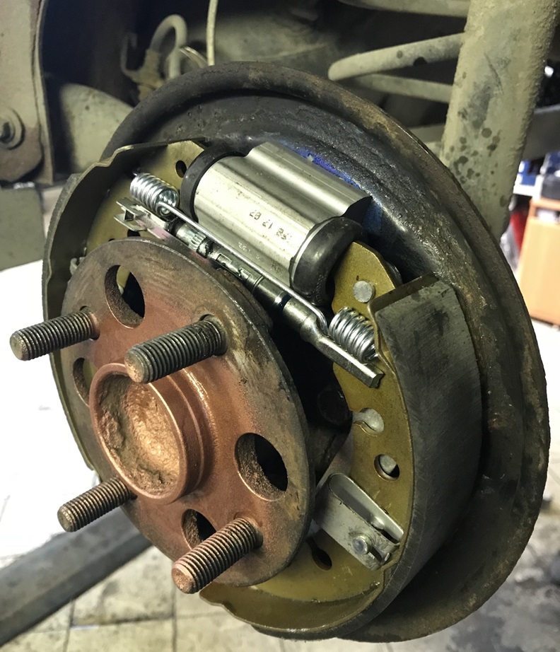 Задние тормозные колодки на Тойота Ярис