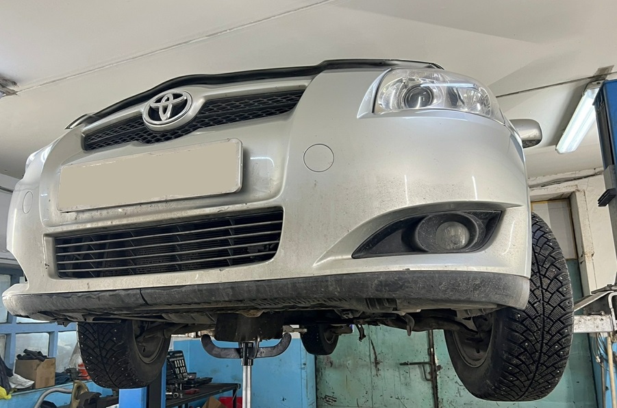 Тойота Ярис в процессе замены втулок стабилизатора