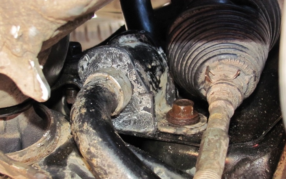 Замена втулок стабилизатора Тойота Ярис