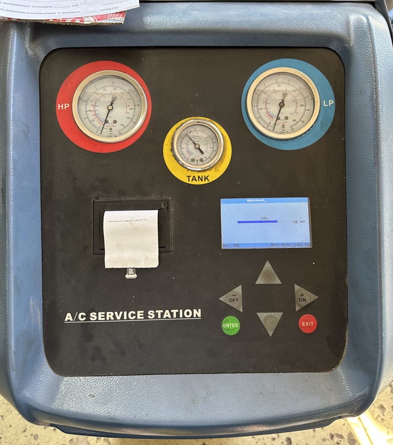 Идет процесс обслуживания кондиционера