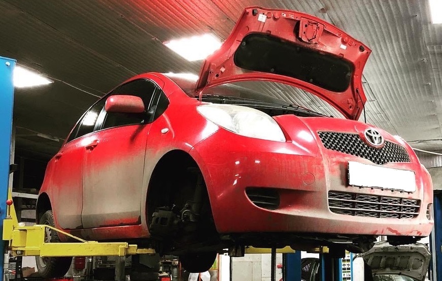 Тойота Ярис в процессе замены амортизаторов