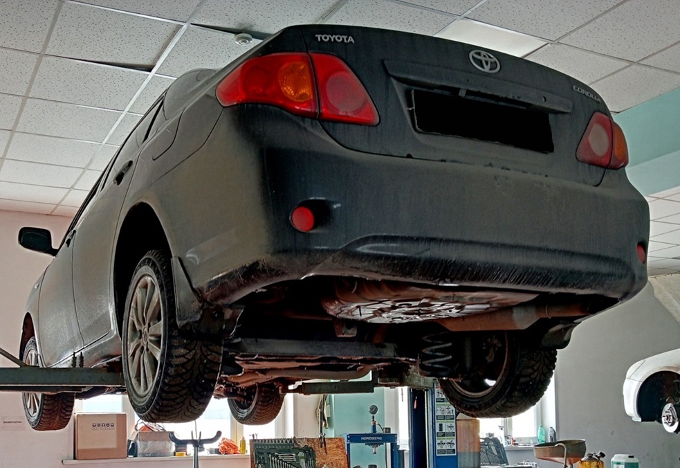 Тойота Королла в процессе замены пружин передней подвески