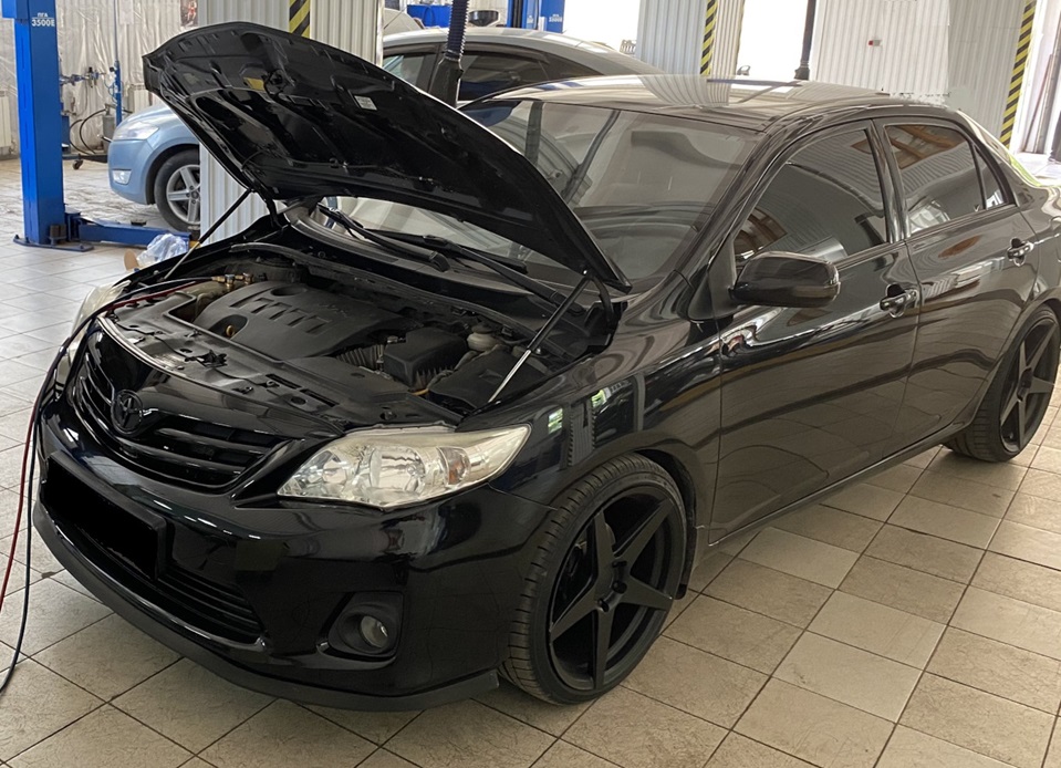 Тойота Королла на обслуживании после замены радиатора кондиционера