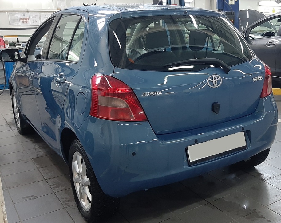 Тойота Ярис в процессе замены радиатора печки