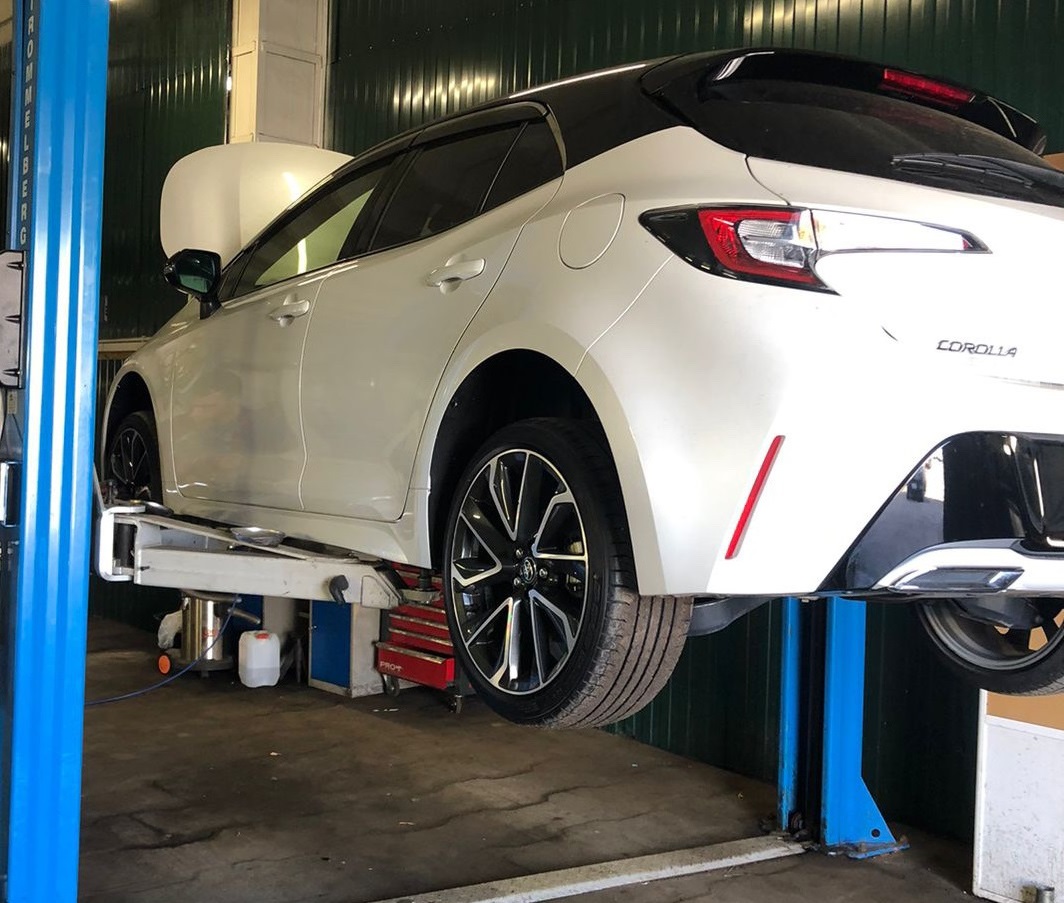 Тойота Королла в процессе замены сальника привода