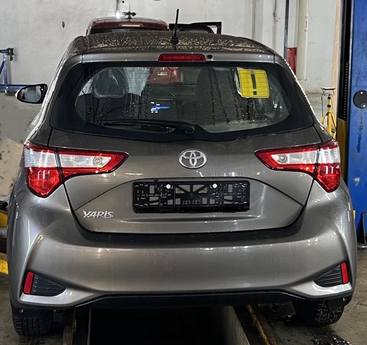 Тойота Ярис в процессе замены стартера