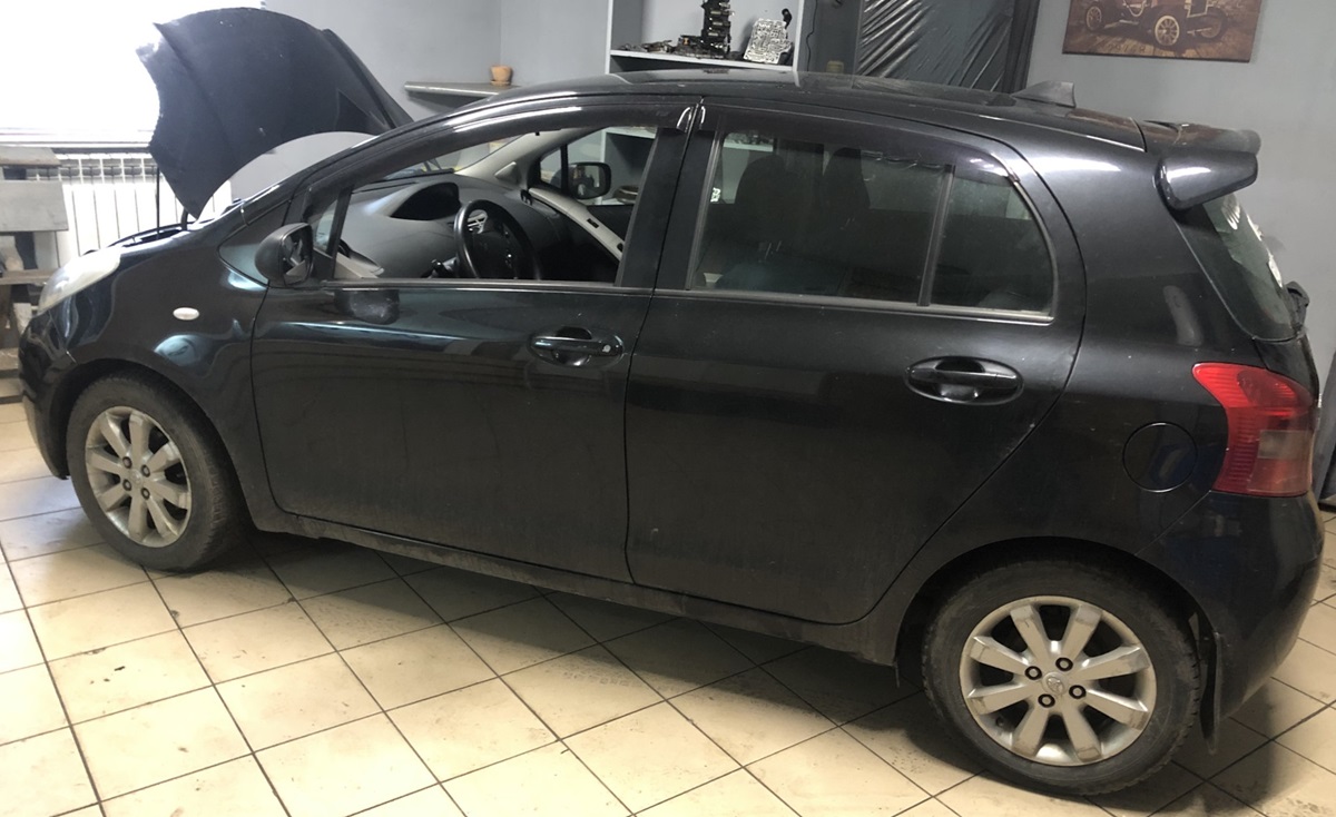 Тойота Ярис в процессе замены свечей