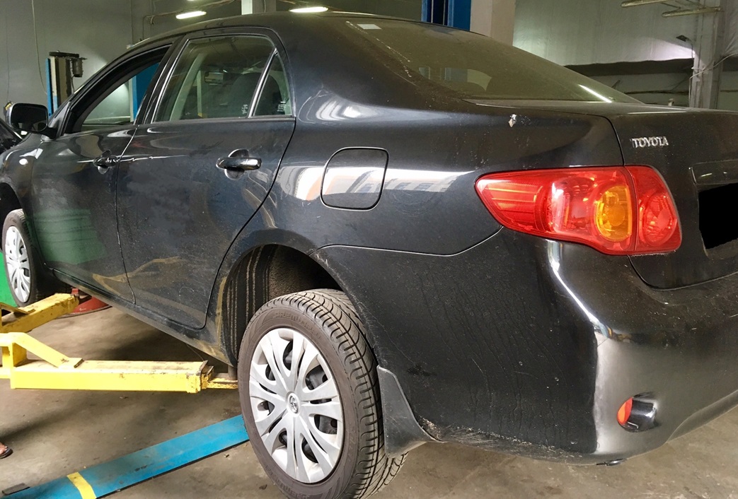 Тойота Королла в процессе замены колодок