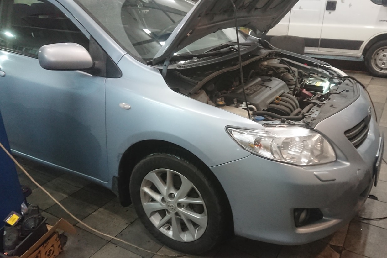 Тойота Королла в процессе замены форсунок