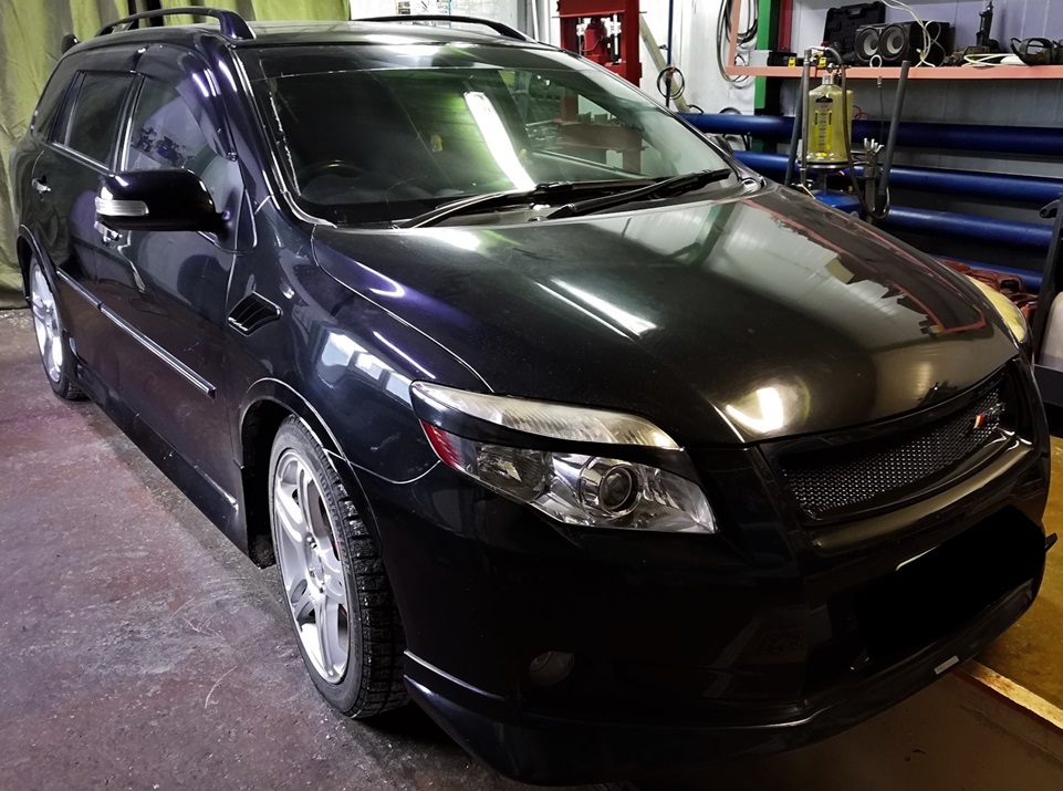 Тойота Королла в процессе замены моторчика отопителя