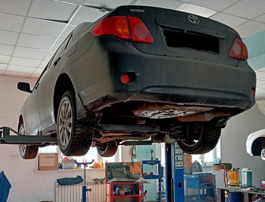 Тойота Королла в процессе замены тормозных суппортов