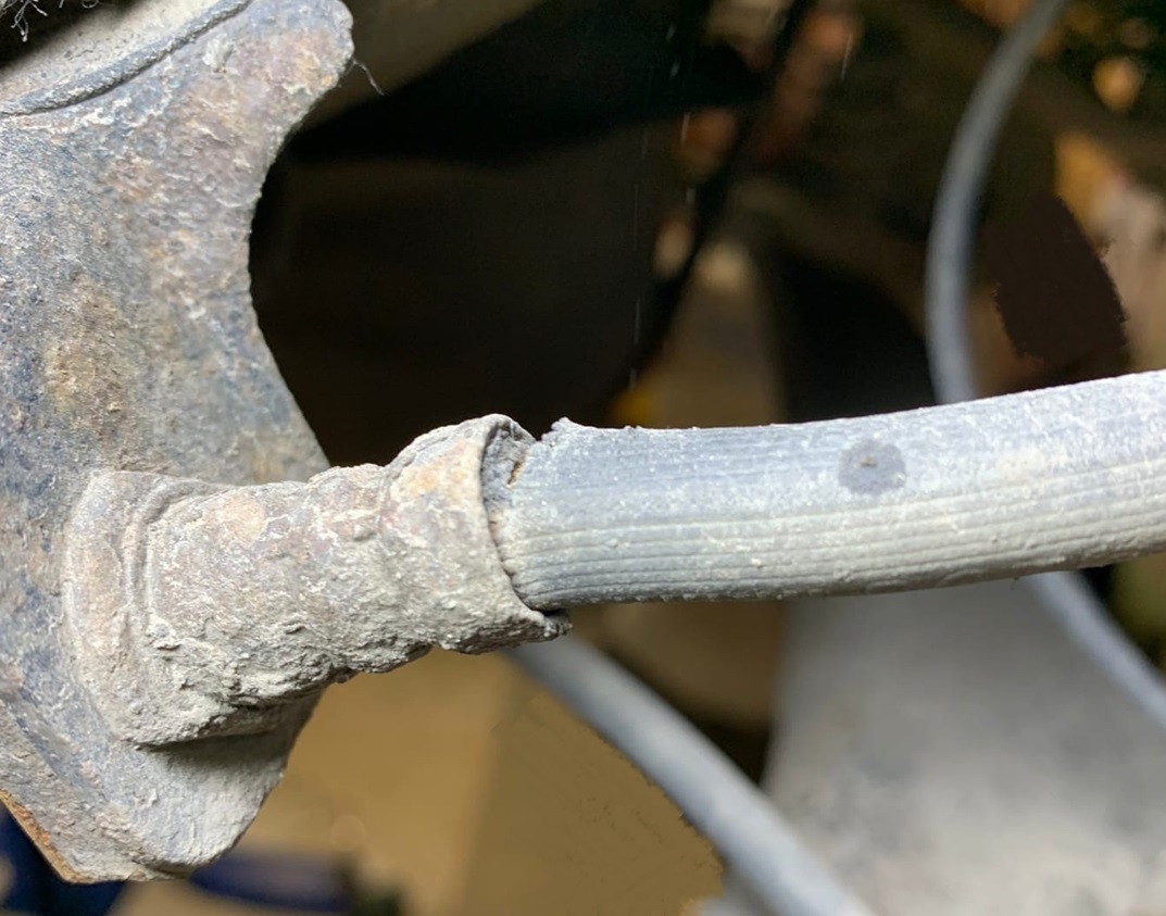 Такой тормозной шланг на Тойота Королла требует скорейшей замены