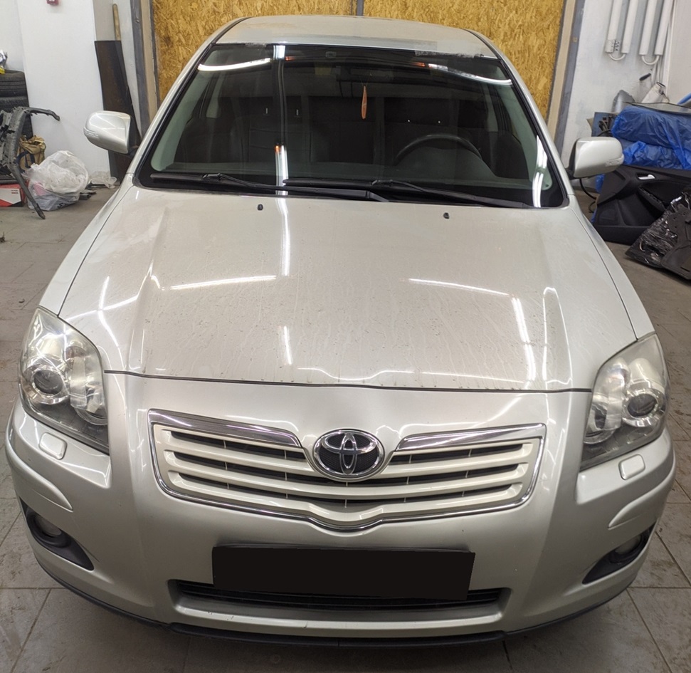 Тойота Авенсис в сервисе для ремонта ЭУР