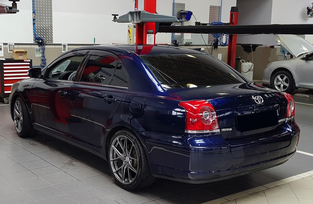 Тойота Авенсис в техцентре для замены амортизаторов