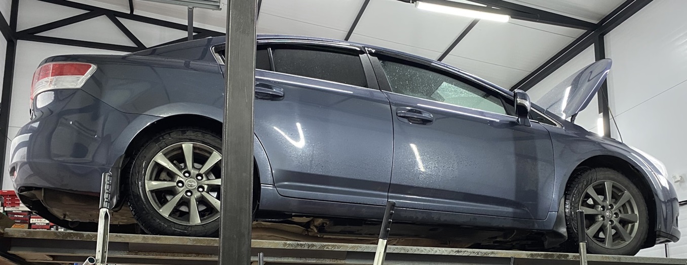 Тойота Авенсис в техцентре для замены датчика коленвала