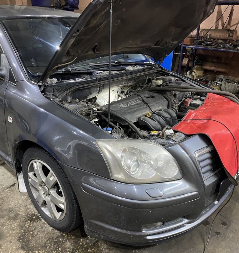 Тойота Авенсис в процессе замены форсунок