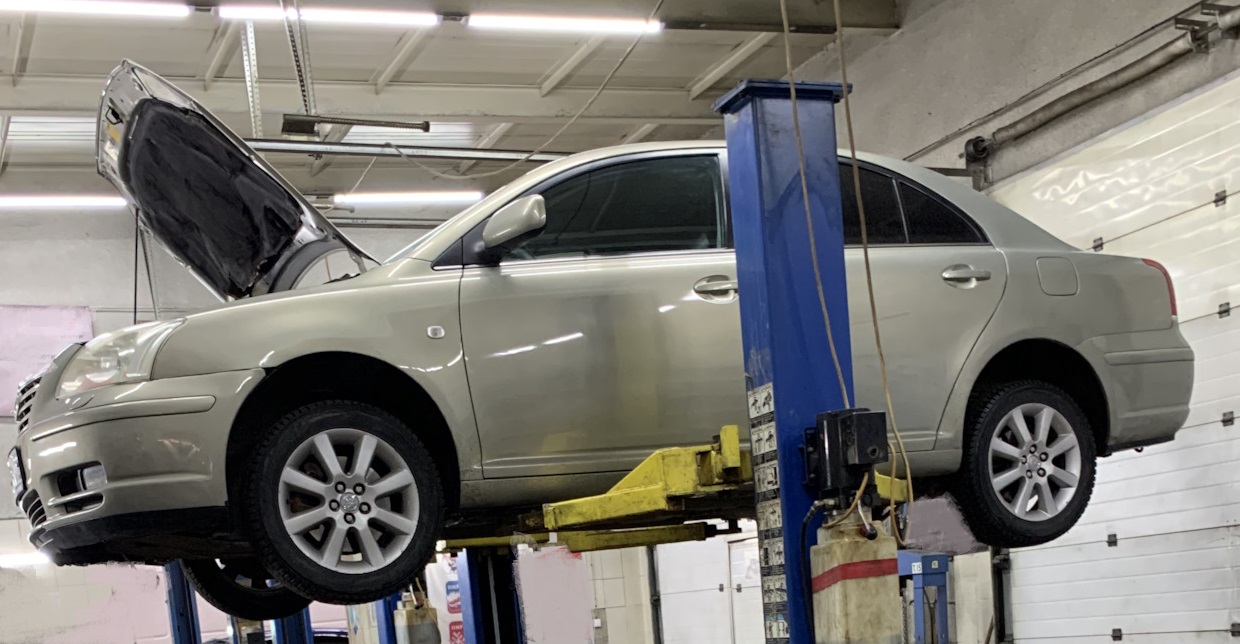 Тойота Авенсис в сервисе для замены компрессора кондиционера