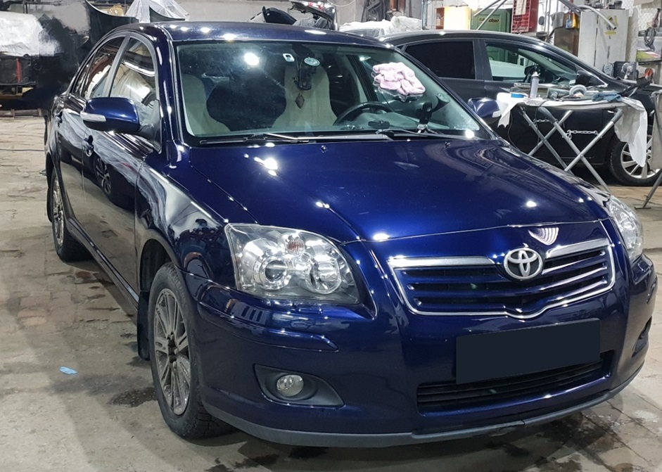 Тойота Авенсис в техцентре для замены лобового стекла