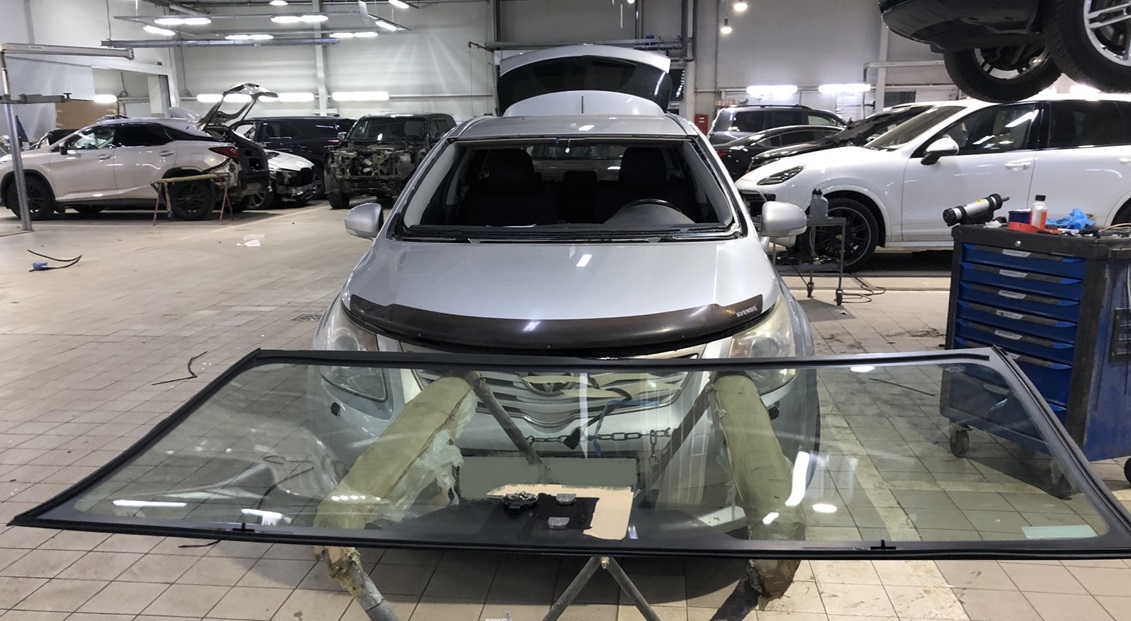 Замена лобового стекла Тойота Авенсис