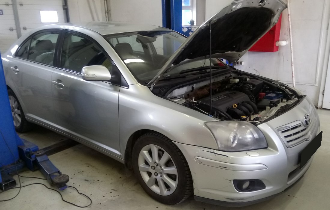 Тойота Авенсис в сервисе готовится к замене масляного насоса