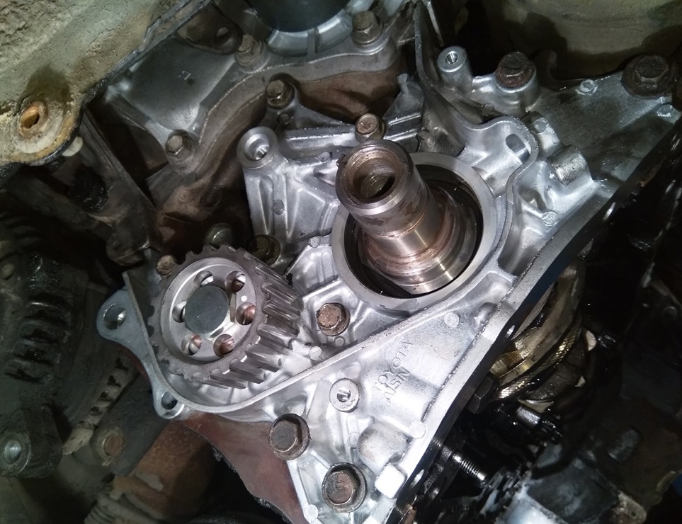 Замена масляного насоса Тойота Авенсис