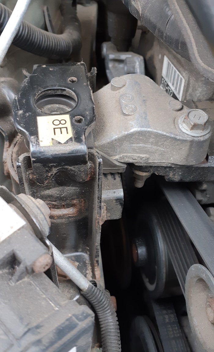 Замена опоры двигателя Тойота Авенсис