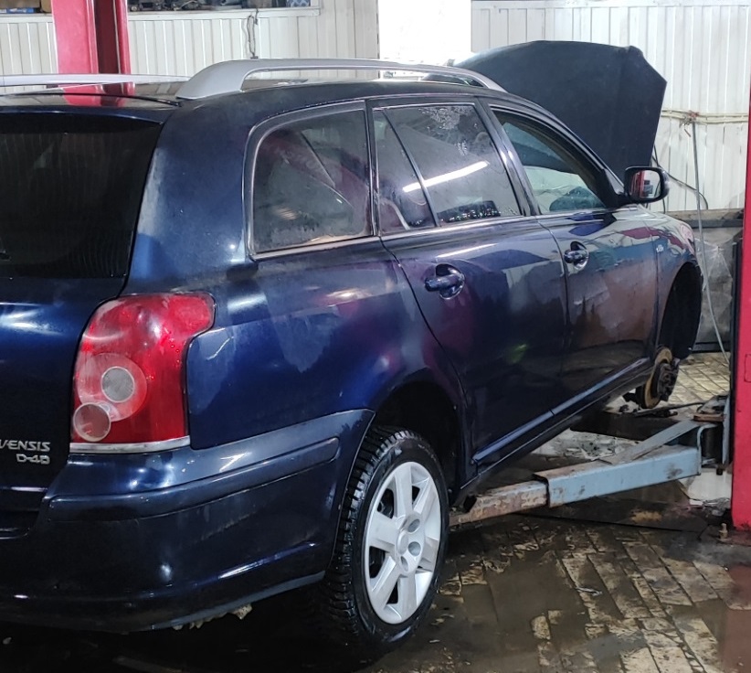 Тойота Авенсис в техцентре для замены опорных подшипников