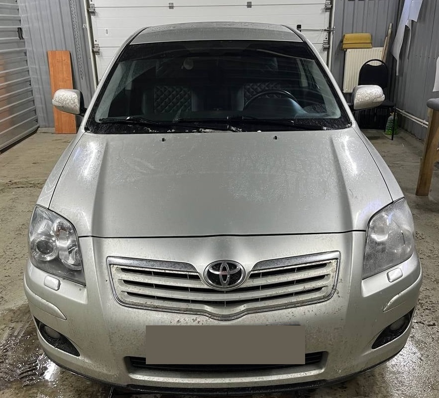 Тойота Авенсис в сервисе для замены помпы