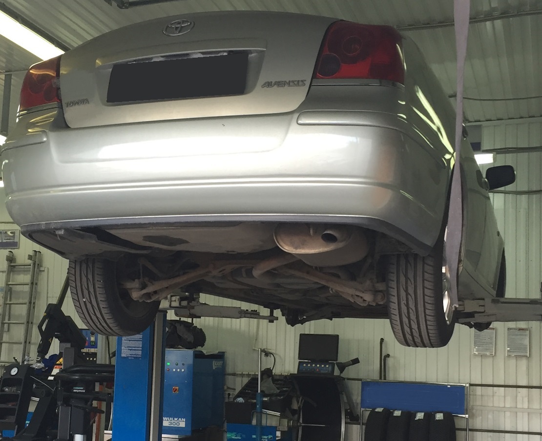 Тойота Авенсис в сервисе для замены сальника привода